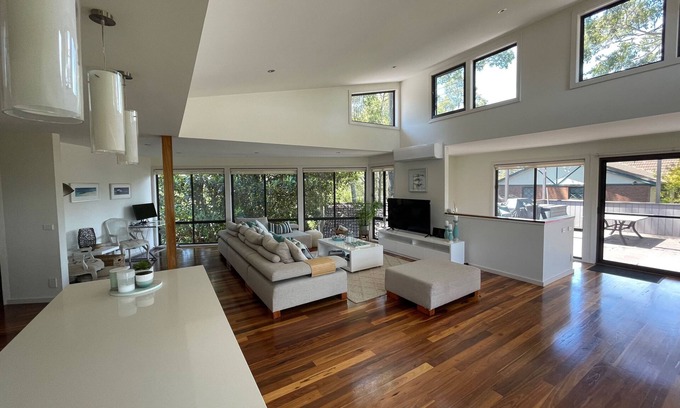 Denhams Beach Maison | Luxury beach house, 4 mins walk to Denhams Beach.