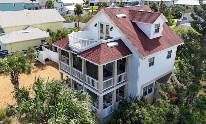Marineland Acres Maison | Luxury Beach House, Private Salt Pool. Walk to the Private Beach