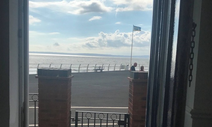Port Talbot Maison | Luxury beachfront pet friendly 3 bed townhouse