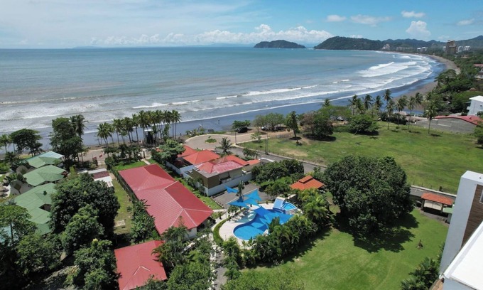 Jaco Station Balnéaire | Luxury Beachfront Retreat – 13BR Private Resort with Pool in Jacó