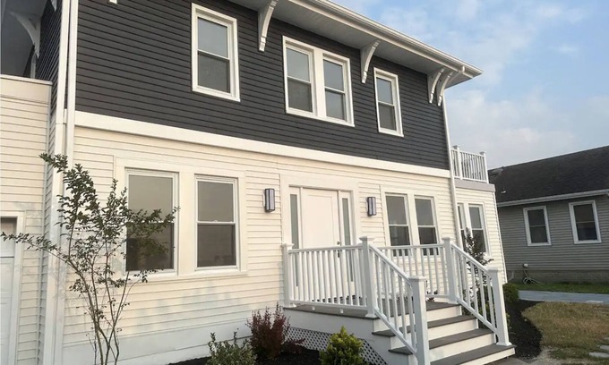 Pleasantville Maison | Luxury Boho Bay House. Balcony with Sunset Views, Near Casinos & Beach