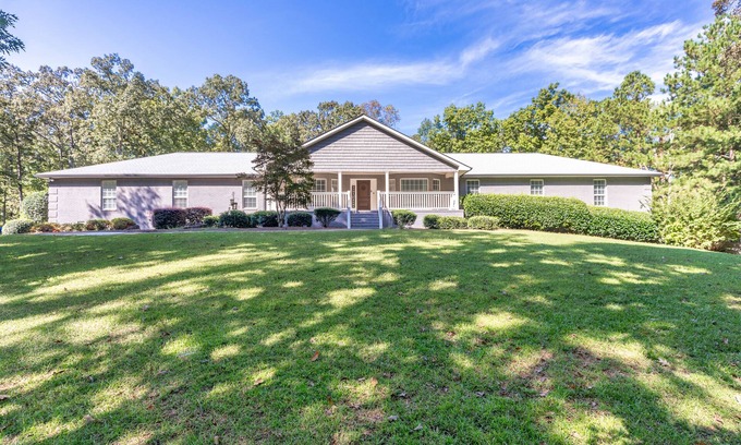 Inman Maison | Luxury Brooks Retreat – 7BR 9BA, WiFi, Chef's Kitchen, Workspace, Outdoor Oasis!