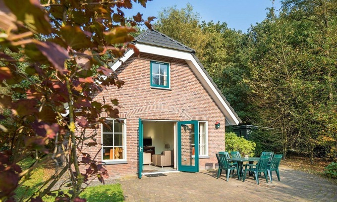 Hooghalen Maison | Luxury bungalow with open kitchen, spacious terrace, 3 bedrooms, 2 bathrooms, and optional sauna.