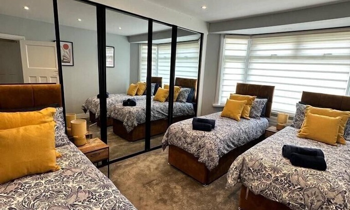 Enfield Lock Maison | Luxury Business Base With Pool Table And Hot Tub