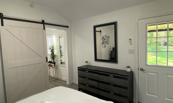Pointblank Cabine | Luxury cabin with fitness room, pool & AC in serene Point Blank
