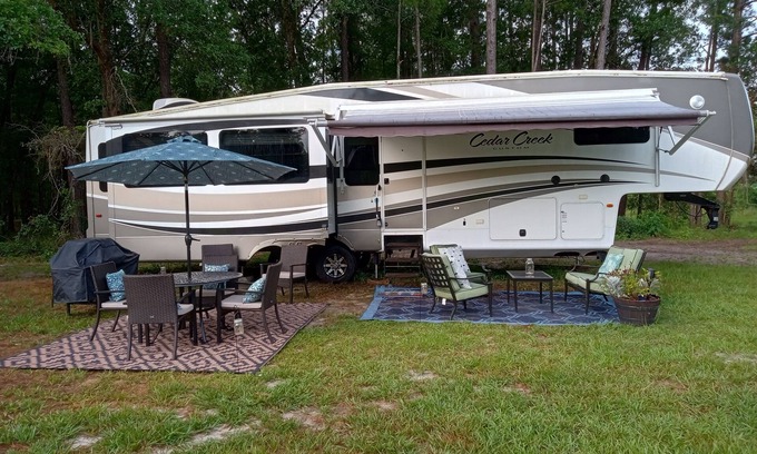 Micanopy Maison | Luxury camping on horse farm in Reddick