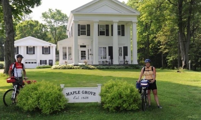 Cape Vincent Appartement | Luxe Carriage House Maple Grove Estate