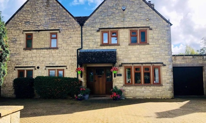 Bourton Maison | Luxury, Central, Bourton-on-the-Water sleeps 6-11*