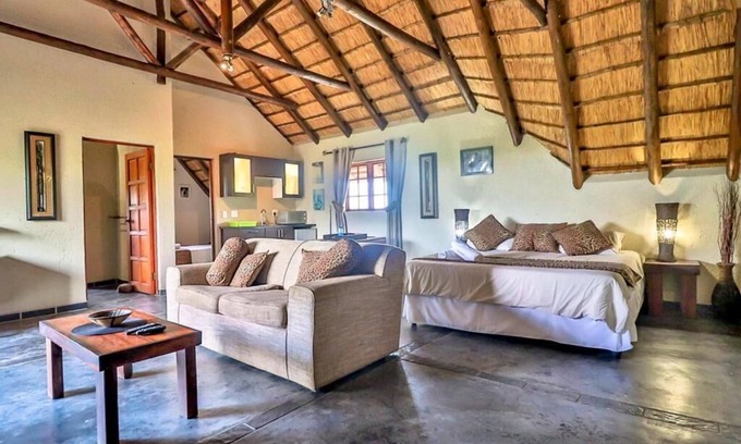 Marloth Park Chalet De Ski | Luxury chalet 12 mi from the Crocodile Bridge Gate of the Kruger National Park!