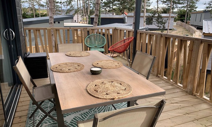 Jullouville Chalet De Ski | Chalet de standing pour 4 pers., piscine couverte et chauffée, à deux pas de la plage, Wi-Fi gratuit