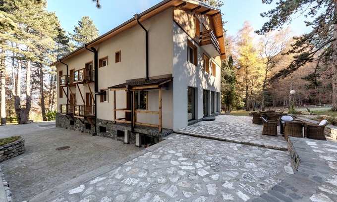 Razlog Chalet De Ski | Luxury chalet within a private pine tree park, in Pirin mountain foothstep