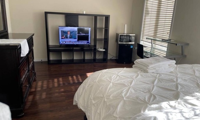 Brantford Appartement | Luxury Chic 1BED Detached house in Central Brantford