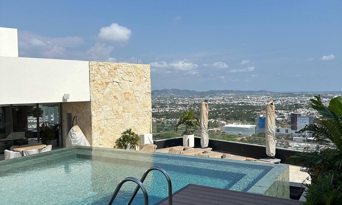 Zona Dorada Copropriété | Luxury condo in Mazatlán with private beach