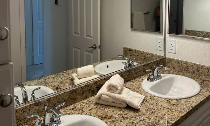 Newport Beach Appartement | Luxury Condo - minutes to Beach and 5 star restaurants/shopping- Newport Beach