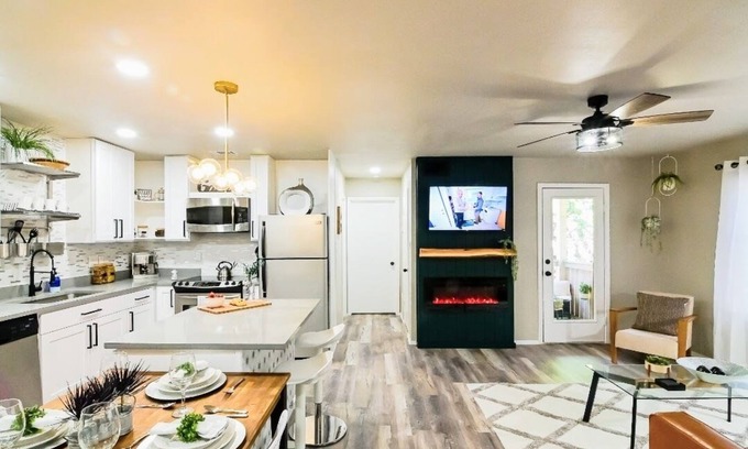 North Shoal Creek Appartement | Luxury Condo Nestled in the Trees.