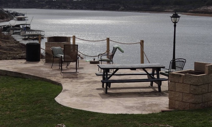 Highland Lake Estates Copropriété | Luxury Condo on Lake Travis with Scenic Views, 3 Pools, Hot Tub, Gym, Tennis, Sauna, Pickleball
