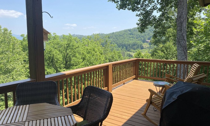 Whittier Copropriété | Luxury Condo w/ Mountain View, Full Kitchen, W&D, Garage and No Steps to get in!