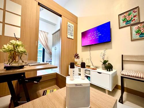 Legazpi Village Appartement | Luxury Condo with balcony on amenity floor, easy access to pool, Sky Garden, Working Lounge and Gym in Makati 7F