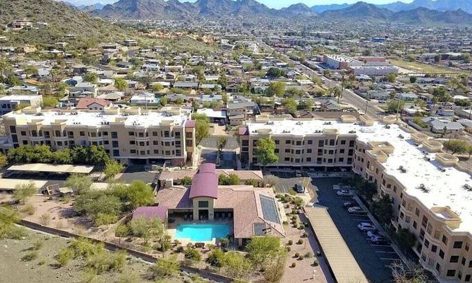 North Mountain Copropriété | Luxury condo within resort-like gated community nestled against mountain reserve