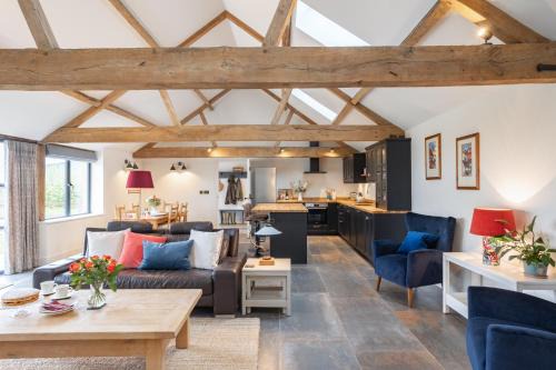 Swindon Maison | Luxury converted Barn, rural seclusion at foot of The Ridgeway, dog friendly