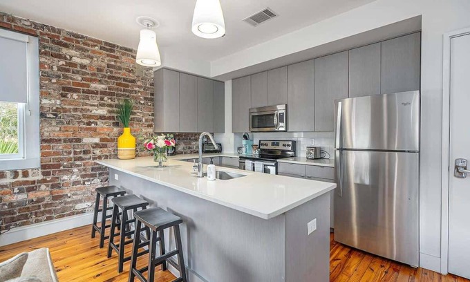 Historic District - North Copropriété | Luxury Corner Loft | Broughton St Views | Walk Everywhere