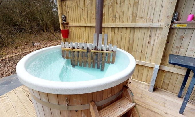 Priors Marston Location De VR | Luxury cosy tipi with Log burning Scandinavian hot tub. Perfect night