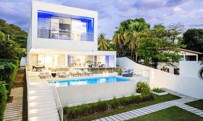 Coco Maison | Luxury 6 bedroom home with private pool BEACH FRONT