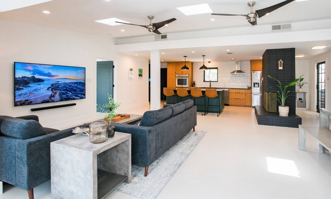 Lakeway Maison | Luxury Designer Home Close to Marina