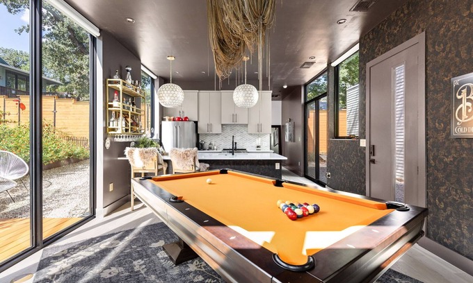 Clarksville Maison | Luxury Downtown Austin Guest House-2BR/2.5BA-Billiards Lounge-Patio-Parking