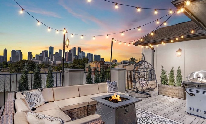 East Downtown Houston Maison | Luxury Downtown Home w Rooftop Deck in the Skyline