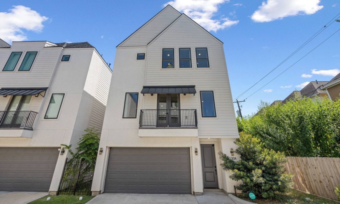 Greater Heights Maison | Luxury Downtown Stay With 3BR+4BTHR & Free Parking