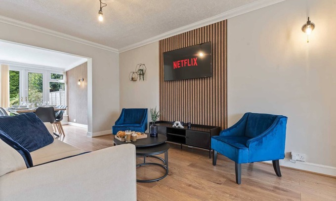 Seisdon Maison | NEW! Whole House, Birmingham central 7 beds, Groups NEC Solihull Family Parking