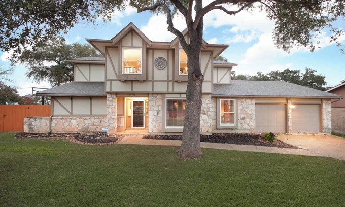 North San Antonio - SAT Maison | Luxury Escape: Pool, Sportscourt, Games, & Theater!