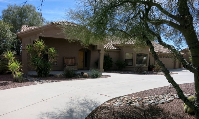 Saddle Ridge West Maison | Maison principale de luxe, murs de Santa Fe et cheminée Kiva, près de la ville