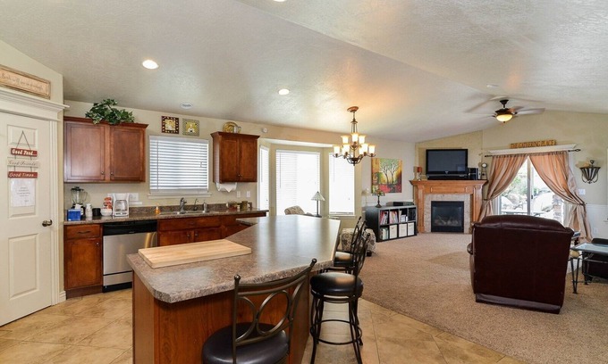 West Valley City Maison | 3BR 2ksf Custom SLC Home pour 5-7 personnes avec cabane pour enfants + grande cuisine + cheminée