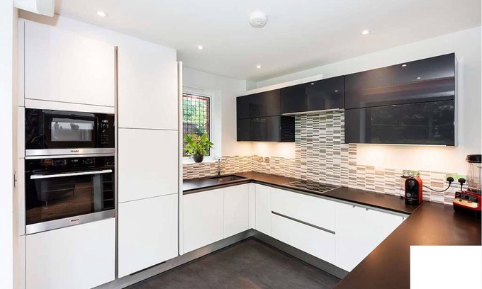 Loughton Maison | Luxury, Family-friendly Living-close to Tube Station & Shops. Longer Term Lets
