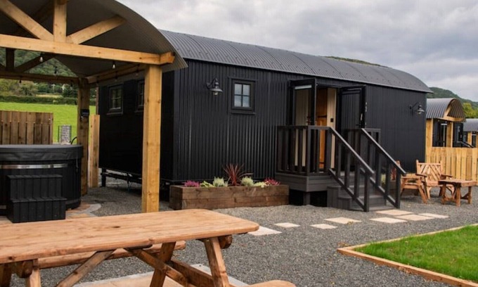 Glenariff Cabine | Luxury Five Person Shepherd Hut