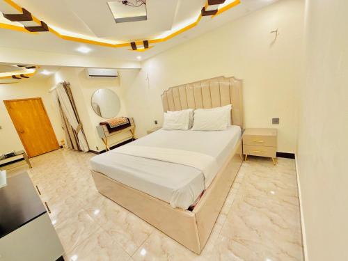 D.H.A. Lit Et Petit-Déjeuner | Luxury furnished rooms in Sunset Lane in DHA Phase II, Karachi