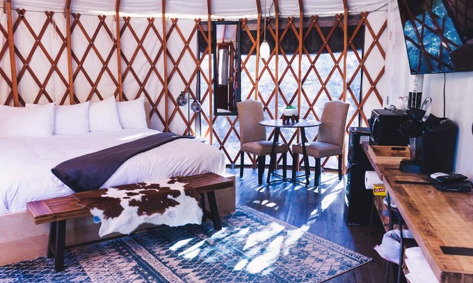 Escalante Station Balnéaire | Luxury Glamping Yurt Resort Between National Parks with desert mountain views, close to hiking trails, slot canyons, off-roading and more!