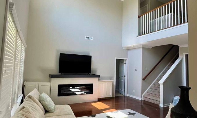 Monroe Maison | Luxury Golf Comm house w Pond, Pool & Tennis
