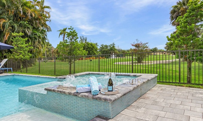 Central Naples Maison | Luxury Golf-Front Retreat | 3BR/3BA | HTD Pool, Jacuzzi, GOLF AVAILABLE