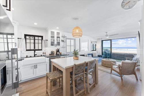 Mission Beach Maison | Luxury Ground S Oceanfront Unit with Boardwalk Lounge Firepit - AC