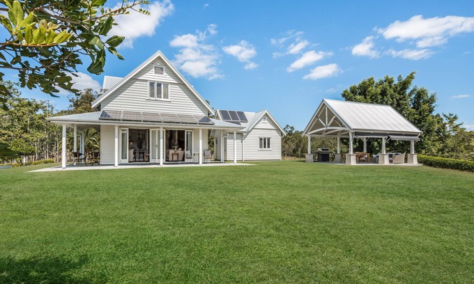 Moreton Bay Region Maison | Luxury Hamptons Style Country Retreat on 40 Picturesque Acres | Free Netflix