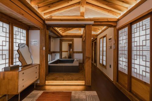 Seochon Villa | Luxury Hanok Subtle Grace