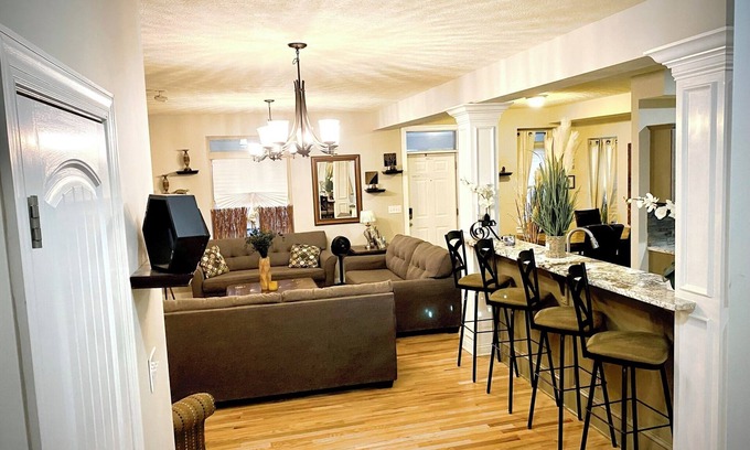 Livingston Park Maison | "Luxury Haven for Large Gatherings: 4BD/4BA”