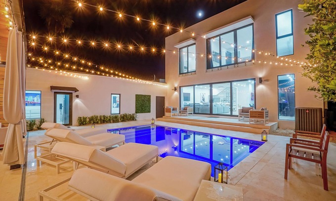 Buena Vista Villa | Luxury Heated Pool + BBQ + 15 Min To Beach