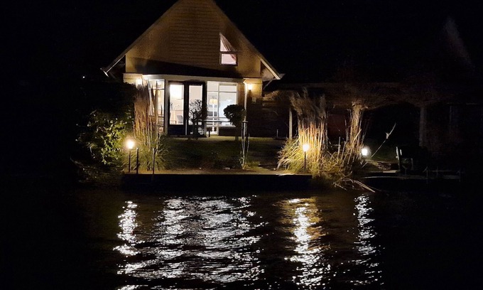 Medemblik Maison | nouveau à louer du 1 -02-2020! Belle maison sur l'eau et quai de bateau