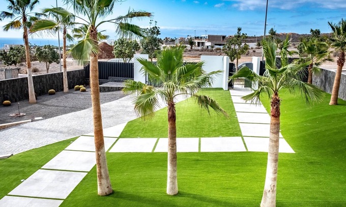 Costa Adeje Villa | Villa de luxe avec piscine à débordement et vues