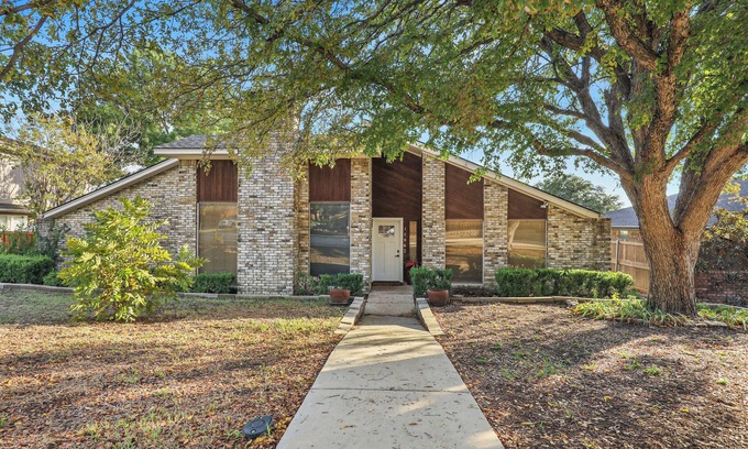 North Central Carrollton Maison | Luxury Home 4 Bedroom/2Bath