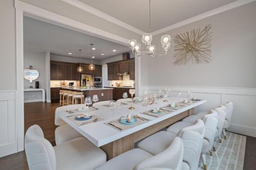 Bethany Maison | Luxury Home, 5BR, 4BT, Near Portland DT, Game Room, Nature Trails